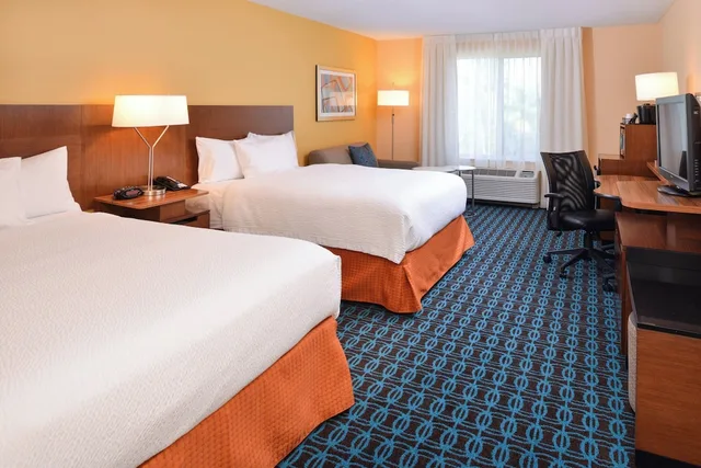غرفة بسريرين كوين مع أريكة، Fairfield Inn By Marriott Orlando Airport 4/10