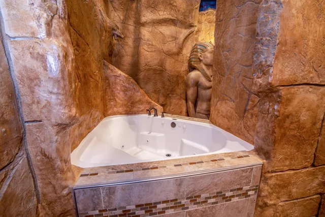 غرفة بسرير مزدوج بشرفة، Anniversary Inn - 5th South 2/2