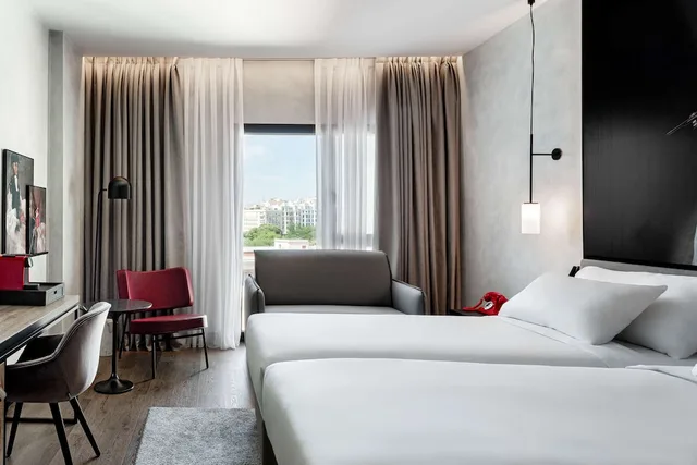 غرفة بريميوم بسرير كينج، Radisson RED Madrid (ex. Paseo del Arte) 2/4