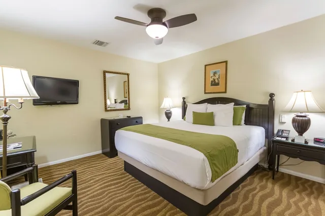 Room, Queen Bed, Coast Village Inn - Santa Barbara 2/6