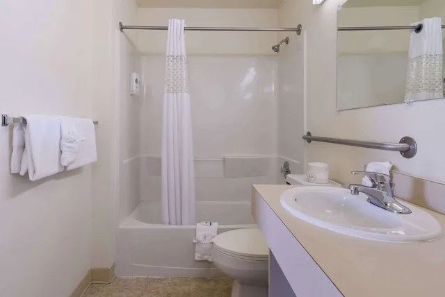 غرفة بسرير كوين لذوي الإعاقة، Rodeway Inn Livermore 3/3