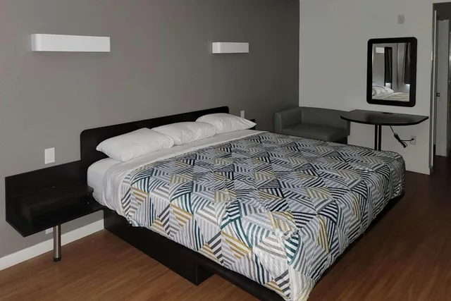 استوديو بسرير كينج لذوي الإعاقة، Rodeway Inn & Suites Rancho Mirage - Palm Desert Area 2/3
