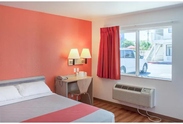 1 Queen Bed - ADA/RI Shower، Motel6 Ukiah CA 2/5