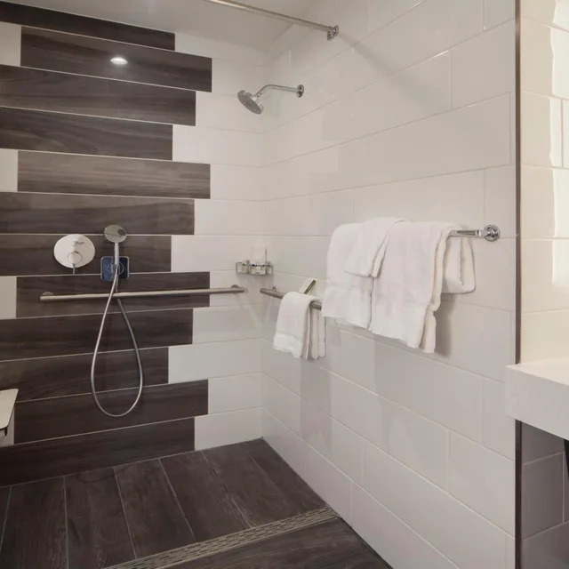 غرفة قياسية بسرير كينج وسرير كوين لذوي الإعاقة، Indigo Atlanta Midtown Hotel 5/5