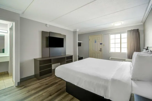 غرفة بسرير كينج لذوي الإعاقة، Motel6 San Antonio, TX – I-35 North Corridor 7/10