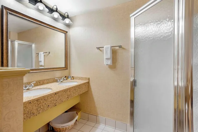 جناح بسرير كينج بحوض جاكوزي، Best Western Plus Revere Inn & Suites 6/10