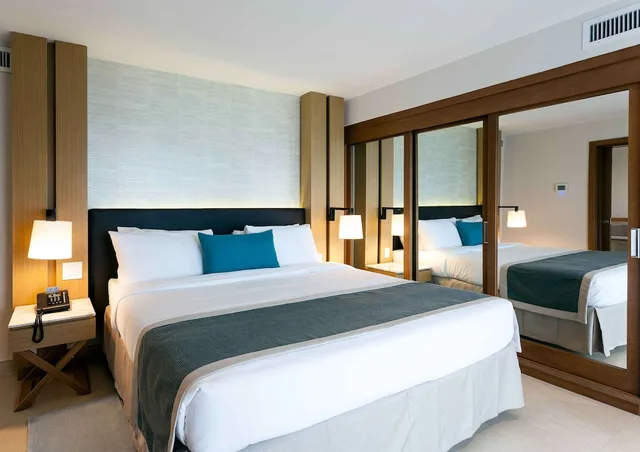 جناح ديلوكس بسرير كينج بإطلالة على البحر بغرفة نوم واحدة، Sonesta Ocean Point Resort - Adults Only 1/3