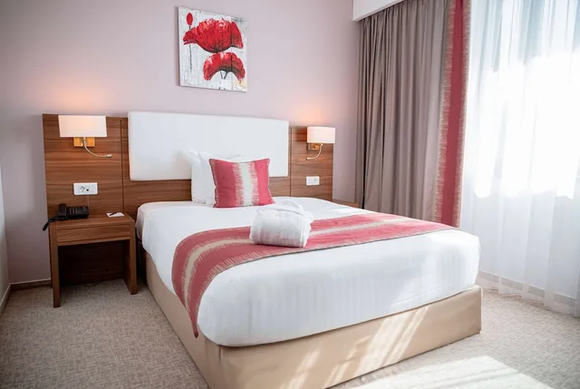 غرفة بسرير مزدوج لذوي الإعاقة، Ramada Plaza by Wyndham Craiova 1/7
