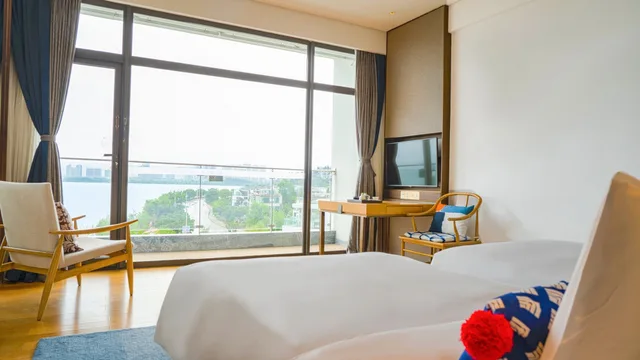 غرفة قياسية بسريرين مزدوجين بإطلالة على البحيرة، HOTEL INDIGO DALI ERHAI 5/8