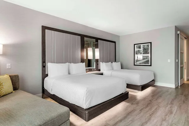 غرفة قياسية بسريرين كوين مع أريكة، Cambria Hotel Austin Uptown near the Domain 3/7