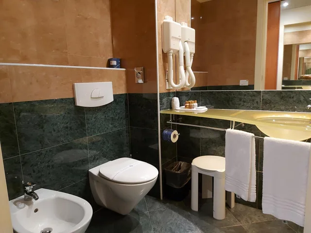 Compact, Queen Bed، Phi Hotel Emilia 5/5