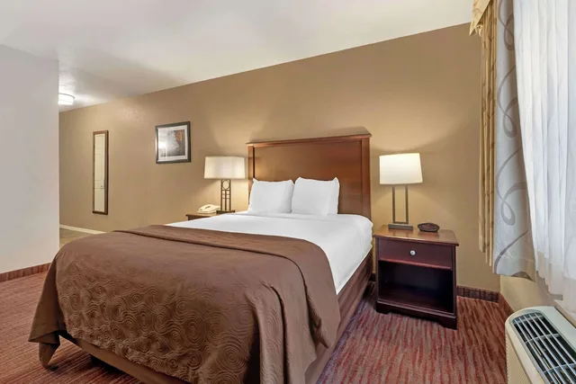 غرفة قياسية بسرير كوين يُسمح فيها بالحيوانات الأليفة لذوي الإعاقة، Best Western Plus Concord Inn 2/6