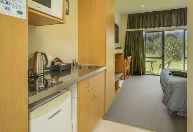 Spa, Premier, Studio, Double Bed, Mountain View، Sunset Motel 3/3