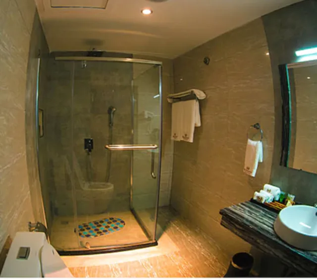 Superior, 3 Beds, Tiffany Diamond Hotel Makunganya Street 9/9