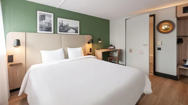 غرفة قياسية بسرير كوين، CAMPANILE EPONE 3/10