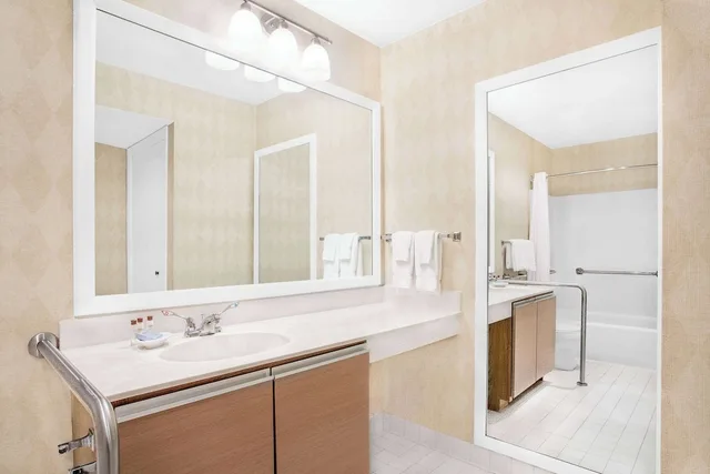 Executive, Penthouse Suite, 2 Queen Beds، Hawthorn Suites by Wyndham Green Bay 8/9