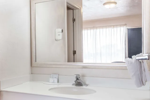 Suite, King Bed, Jetted Tub, Knights Inn Arcadia 2/3