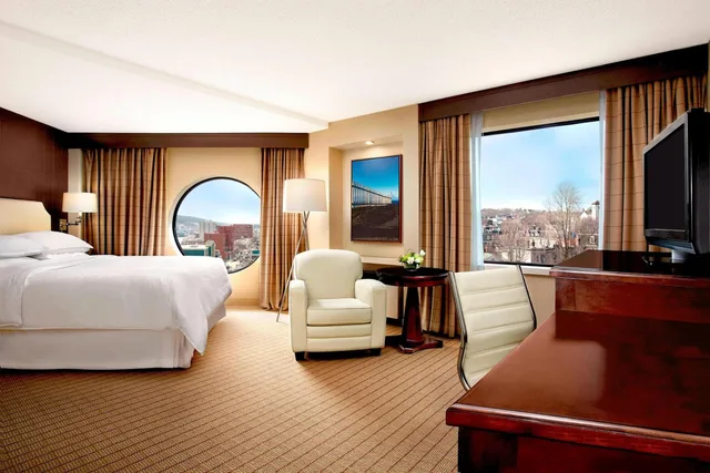 غرفة كبيرة بسرير كينج وسرير كوين بإطلالة على المدينة مع دخول صالة النادي، Sheraton Hotel Newfoundland 4/10