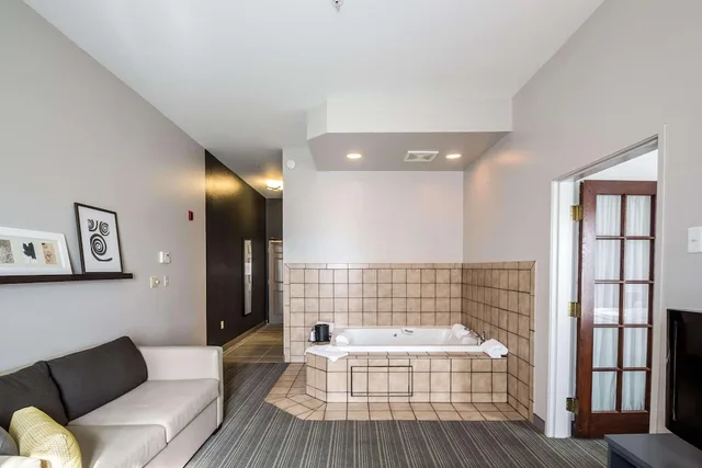 جناح بسرير كينج بحوض جاكوزي لذوي الإعاقة، Country Inn Suites By Radisson Fond Du Lac Wi 3/3