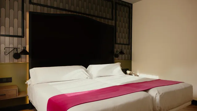غرفة بسريرين منفصلين مع سرير إضافي، Hotel Vertice Aljarafe 6/10