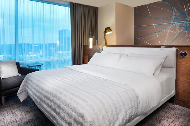 غرفة بسرير كينج لذوي الإعاقة، Le Meridien Atlanta Perimeter 1/6