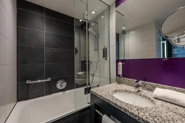غرفة قياسية ثلاثية بسرير مزدوج وسرير فردي، Premier Inn Berlin Alexanderplatz Hotel 2/5