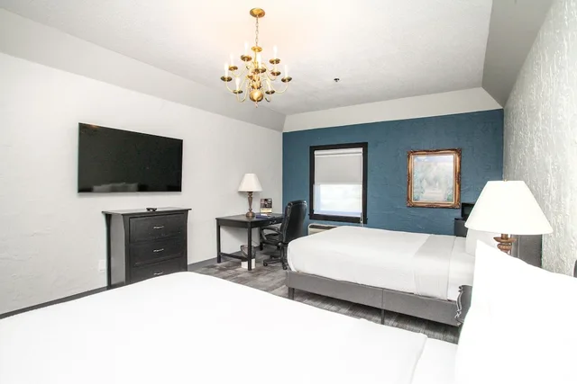 Room, 2 Queen Beds, The Chateau Hotel And Conference Center 3/8
