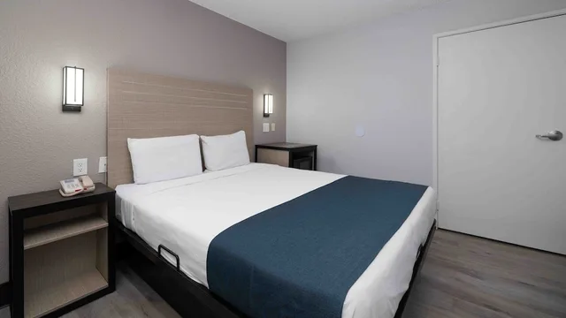 غرفة قياسية بسرير مزدوج، Motel6 Tempe, AZ - Broadway - ASU 2/5