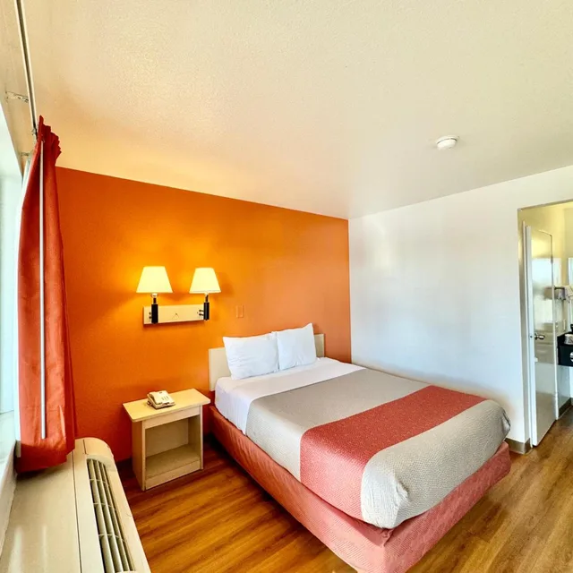 غرفة بسرير كوين للمدخنين، Motel6 Bellflower, CA - Los Angeles 3/10