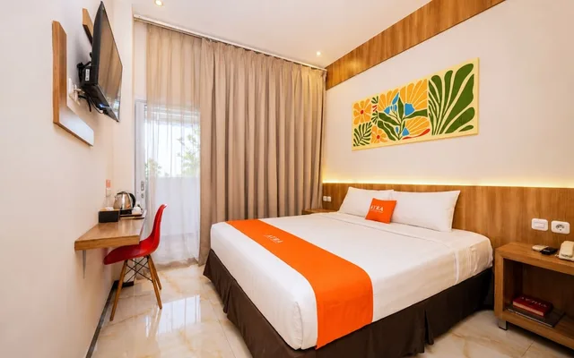 Executive, Queen Bed, Balcony, Front One Hotel Airport Solo 2/5