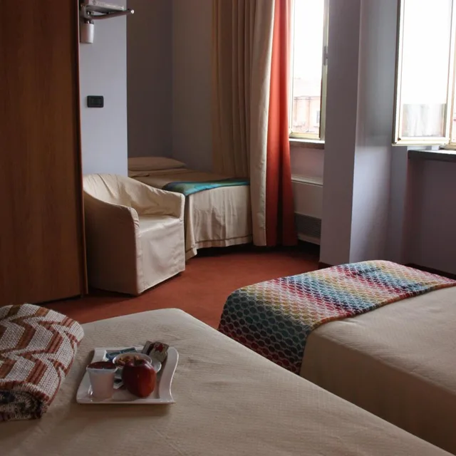 غرفة ثلاثية، Hotel Lux 7/10