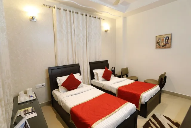 غرفة سوبيريور بسريرين منفصلين، Yog Vashishth Hotel 1/2