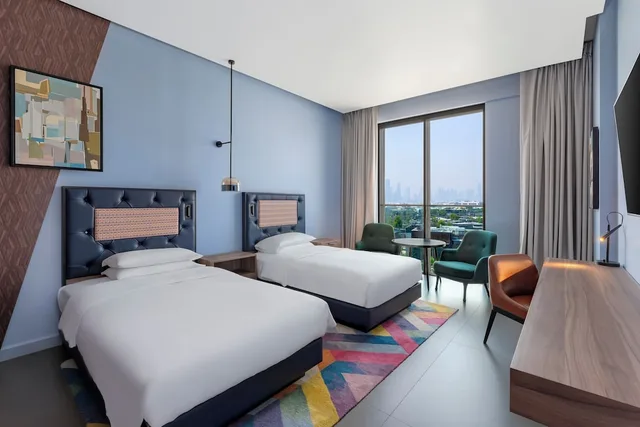 غرفة بسريرين منفصلين بإطلالة على البحر بشرفة، Hyatt Centric Jumeirah Dubai 2/5