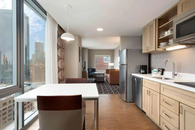 جناح بسريرين كوين بإطلالة على المدينة بغرفة نوم واحدة مع أريكة، Homewood Suites by Hilton Chicago West Loop Fulton Market Area 3/6