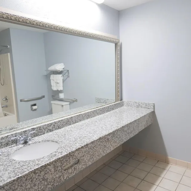 غرفة بسرير كينج لذوي الإعاقة، Baymont by Wyndham Flint Airport North 5/7