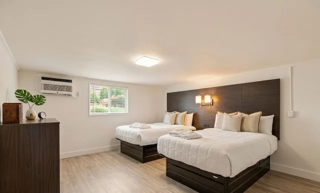 2 Bedrooms, Suite, 1 King and 2 Queen Beds, Mermaid Inn 5/10