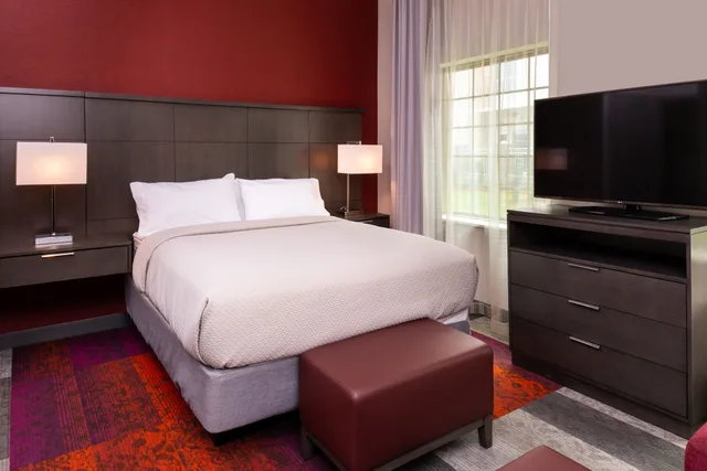 جناح بسريرين مزدوجين بغرفة نوم واحدة مع أريكة بمطبخ، STAYBRIDGE SUITES LAKE CHARLES 2/6