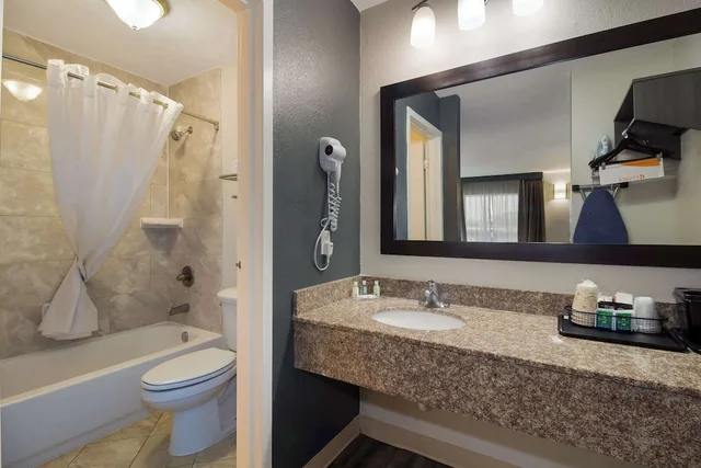 غرفة قياسية بسرير كينج، Quality Inn Coliseum 6/7