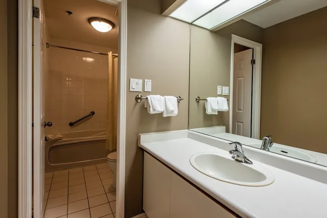1 Bedroom, Suite, King Bed, Georgian Bay Hotel, Trademark Collection by Wyndham 2/2