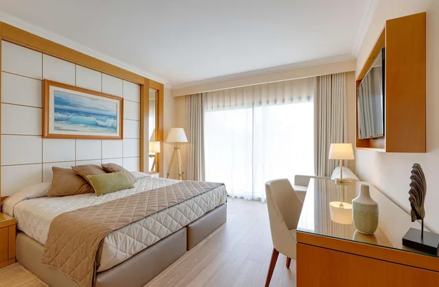 غرفة قياسية بسرير كينج وسريرين منفصلين، PortAventura Hotel PortAventura 3/5