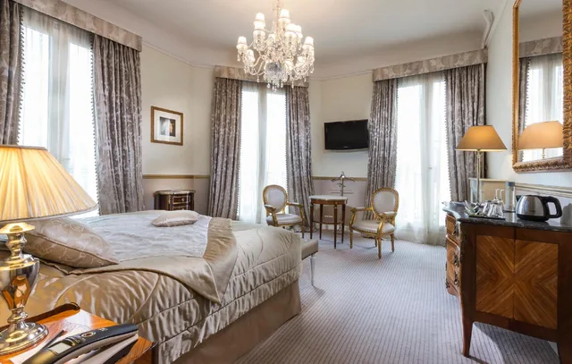 جناح جونيور بسرير كينج، Hotel Claridge 7/10