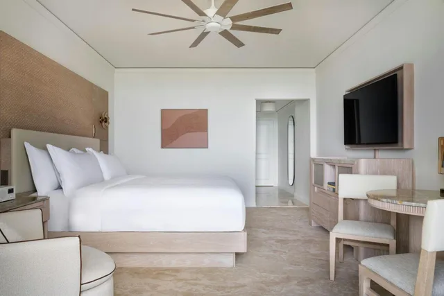 جناح بسرير كينج بغرفة نوم واحدة بإطلالة جزئية على البحر مع أريكة، The Ritz Carlton Key Biscayne 3/9
