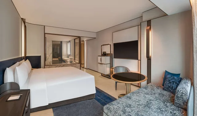Connecting, King and Twin Beds, Hilton Saigon 2/4