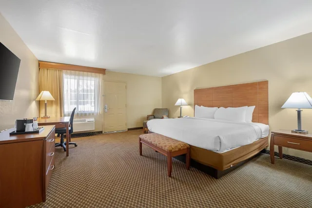 Suite, King Bed, Adult Only، Best Western Cottonwood Inn 1/10