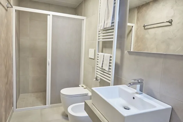 غرفة بثلاثة أسرّة بإطلالة جزئية على البحر، Hotel Celeste 4/4