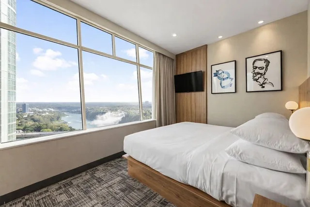 Room, King Bed, Us Falls View، The Tower Hotel Fallsview 1/4