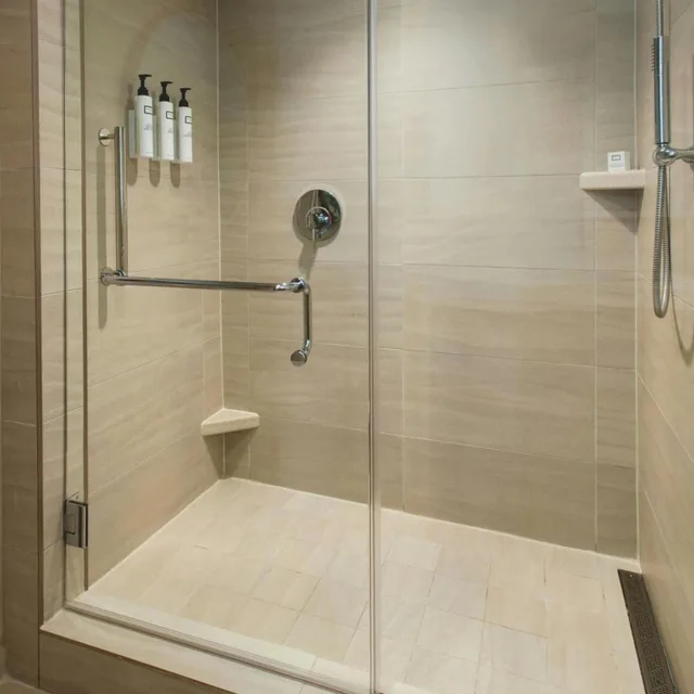 Room, Queen Bed, Water View، Newport Marriott Hotel and Spa 7/9