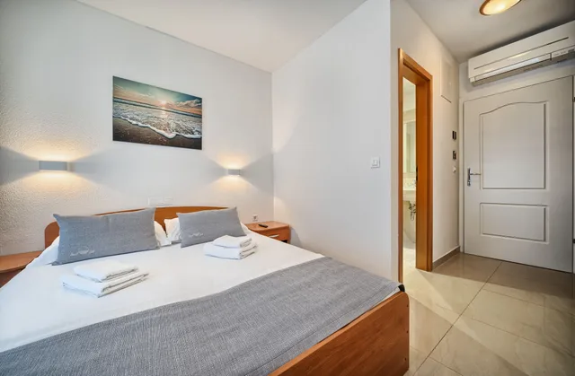 Standard, Queen Bed, Balcony, Sunset Split 5/10