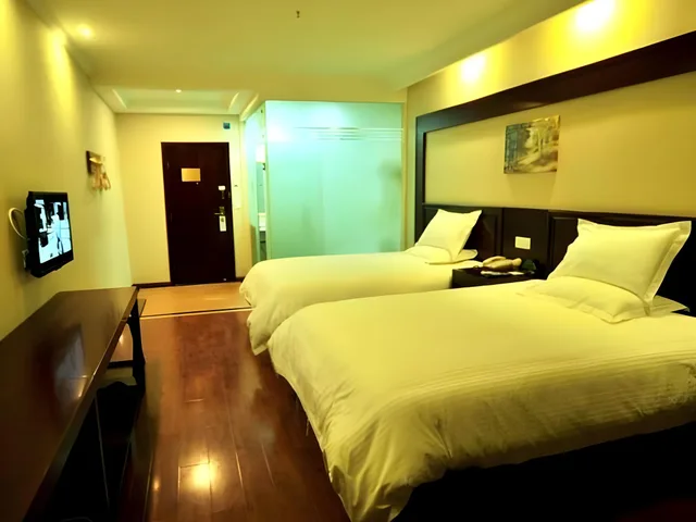 غرفة عائلية بسرير كوين وسرير فردي، GreenTree Inn Qingdao Jiaozhou Sanlihe Park Express Hotel 1/2