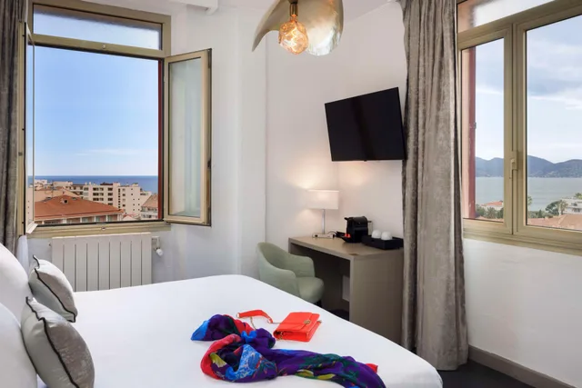 غرفة ديلوكس بسرير مزدوج أو سريرين منفصلين بإطلالة على البحر، Best Western Hotel des Orangers 4/8